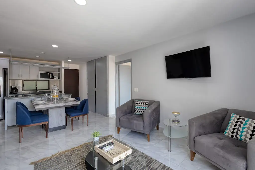 Hotel suite with ocean-view rooftop infinity pool, balconies & AC - dog-friendly