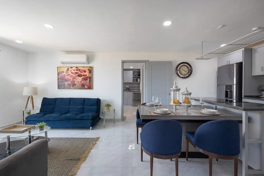 Hotel suite with ocean-view rooftop infinity pool, balconies & AC - dog-friendly