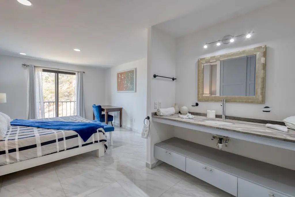 Hotel suite with ocean-view rooftop infinity pool, balconies & AC - dog-friendly