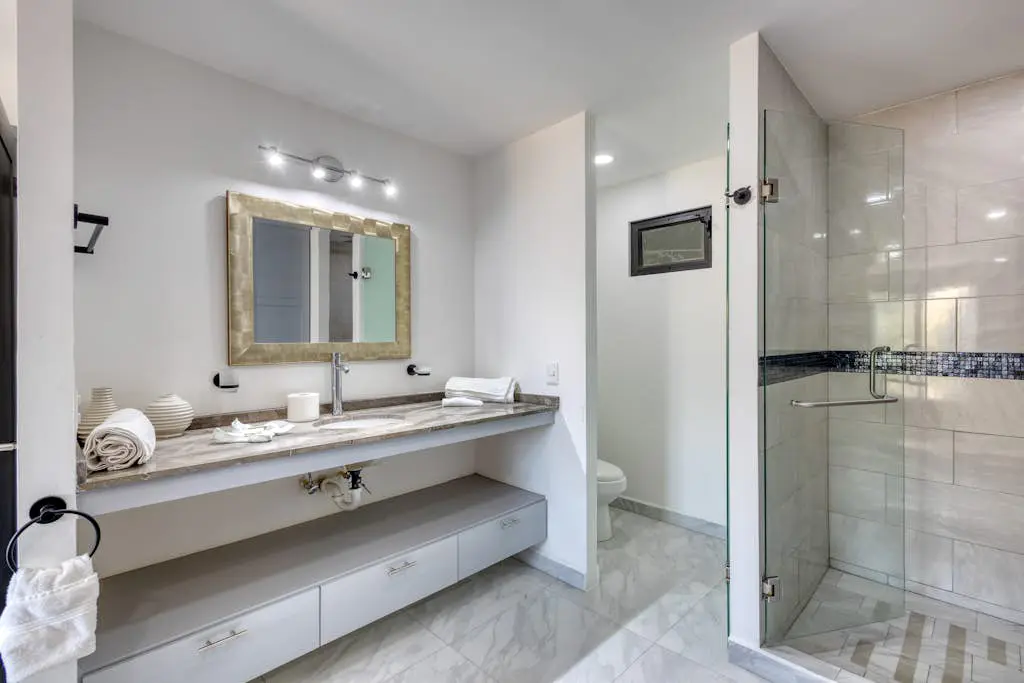 Hotel suite with ocean-view rooftop infinity pool, balconies & AC - dog-friendly