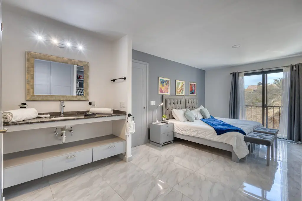 Hotel suite with ocean-view rooftop infinity pool, balconies & AC - dog-friendly