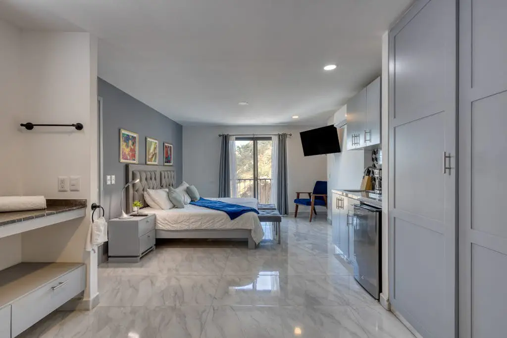 Hotel suite with ocean-view rooftop infinity pool, balconies & AC - dog-friendly