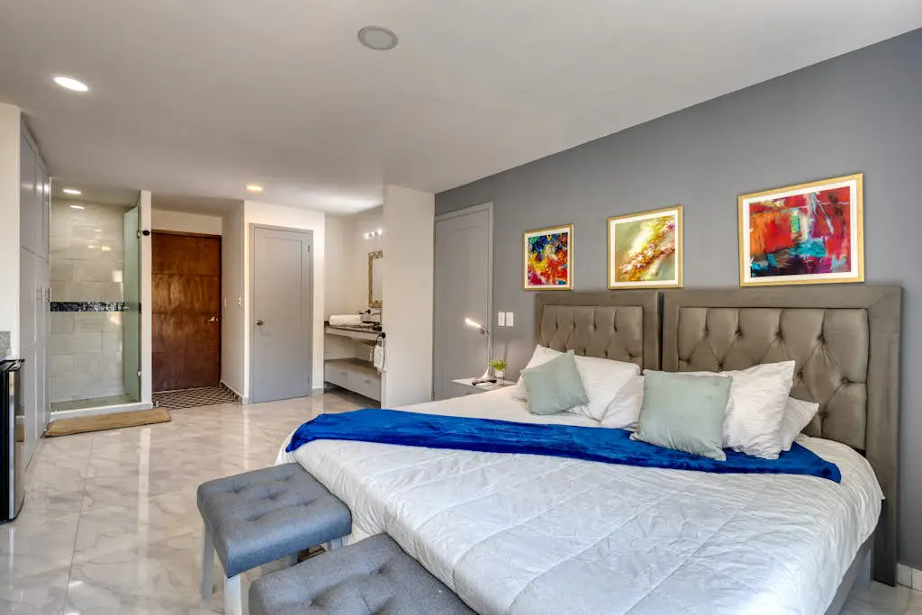 Hotel suite with ocean-view rooftop infinity pool, balconies & AC - dog-friendly