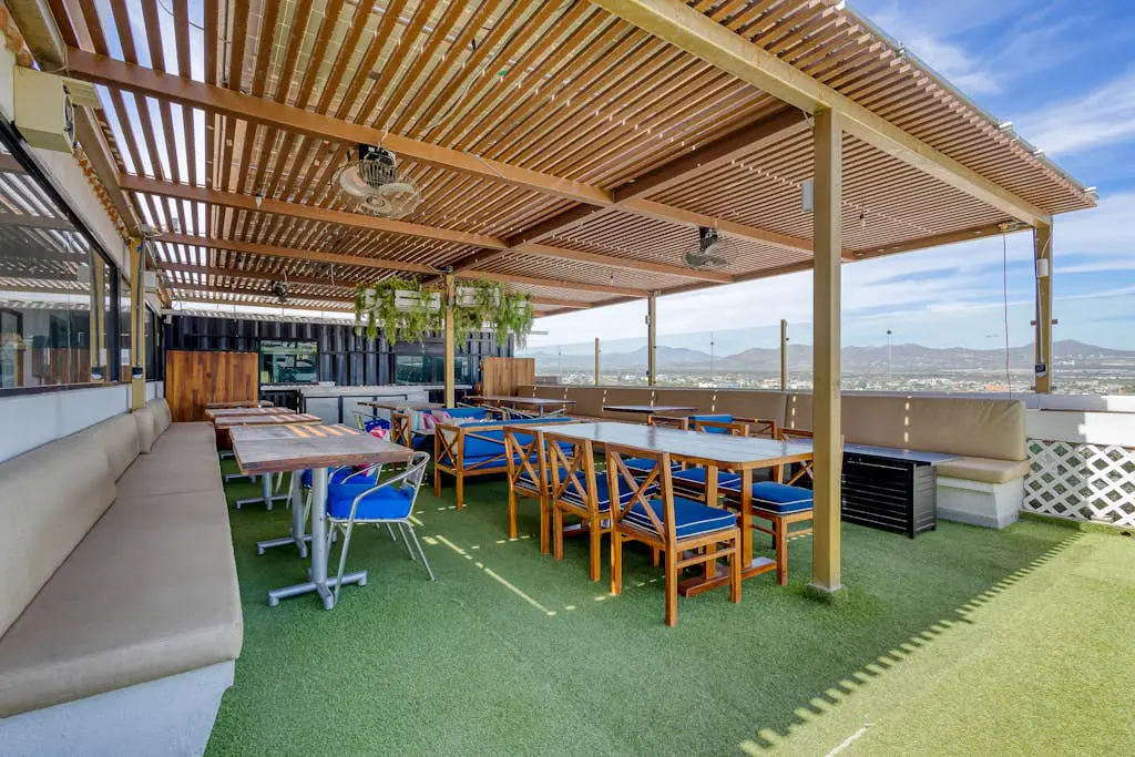Hotel suite with ocean-view rooftop infinity pool, balconies & AC - dog-friendly