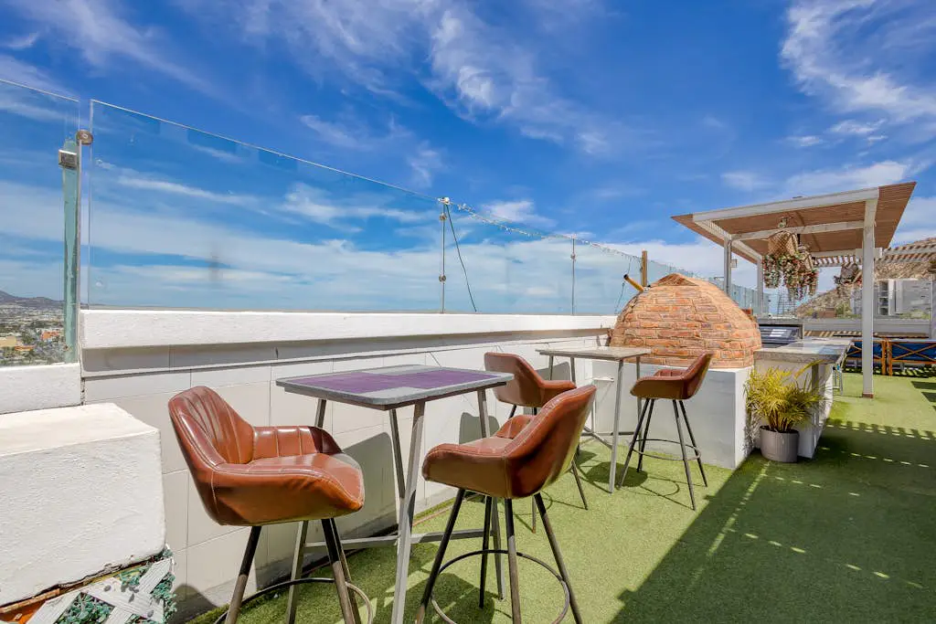 Hotel suite with ocean-view rooftop infinity pool, balconies & AC - dog-friendly