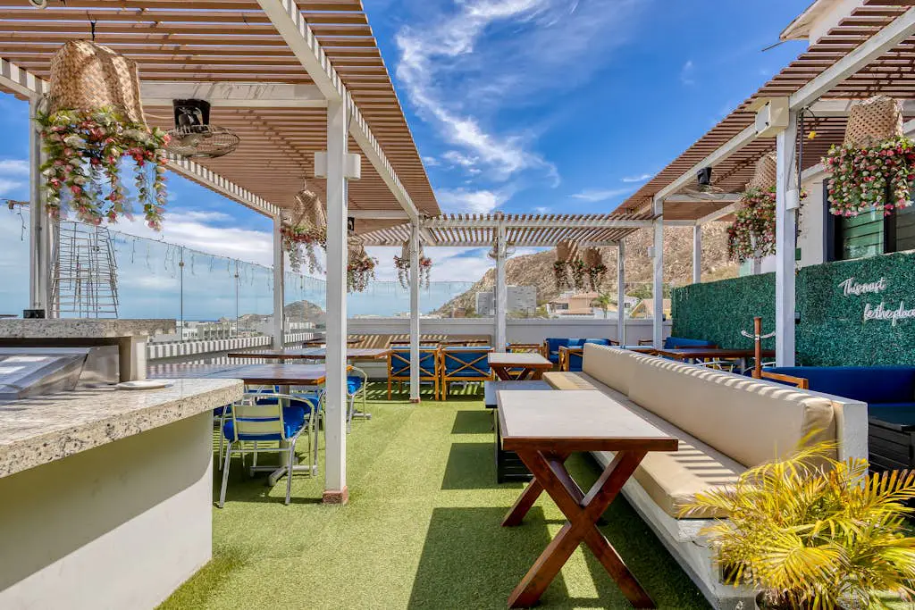 Hotel suite with ocean-view rooftop infinity pool, balconies & AC - dog-friendly