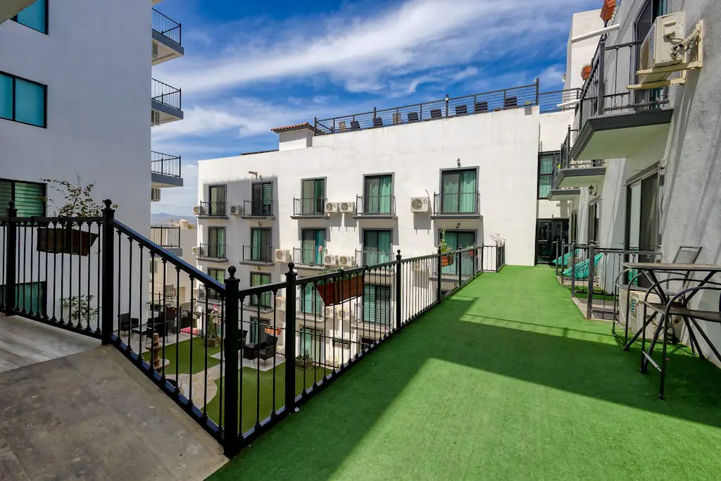 Hotel suite with ocean-view rooftop infinity pool, balconies & AC - dog-friendly