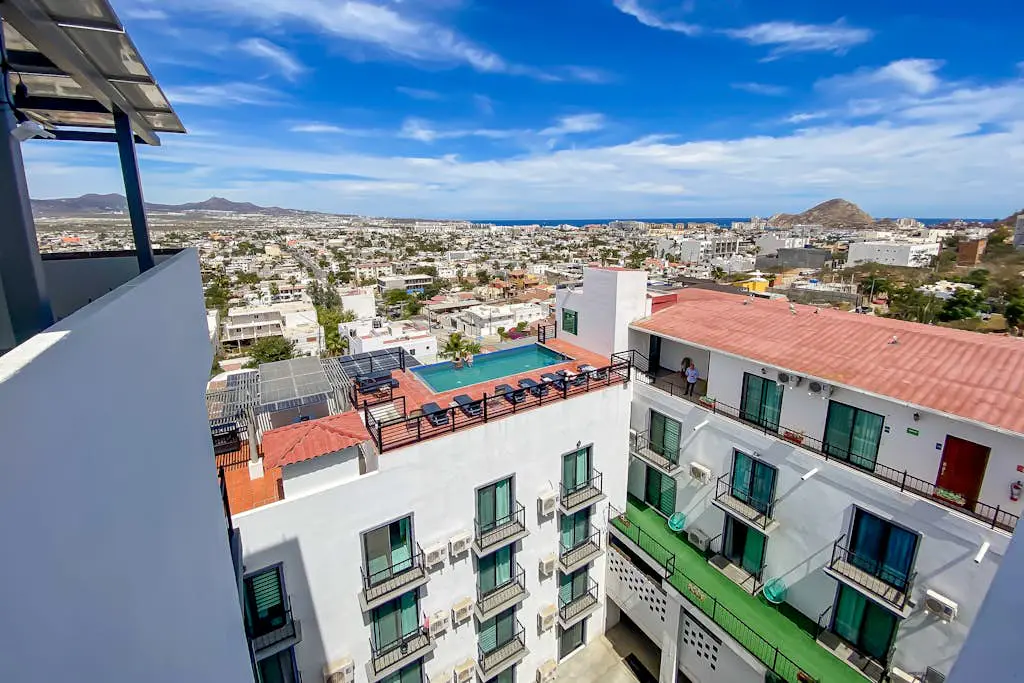 Hotel suite with ocean-view rooftop infinity pool, balconies & AC - dog-friendly