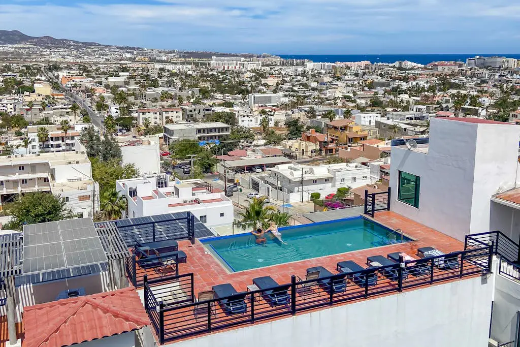 Hotel suite with ocean-view rooftop infinity pool, balconies & AC - dog-friendly