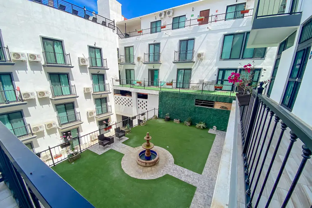 Hotel suite with ocean-view rooftop infinity pool, balconies & AC - dog-friendly