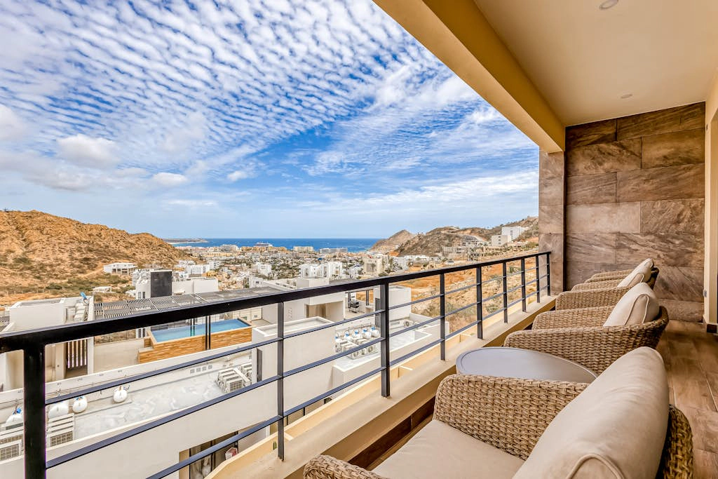 Immaculate stay with stunning views, balcony, plus on-site pool & gym
