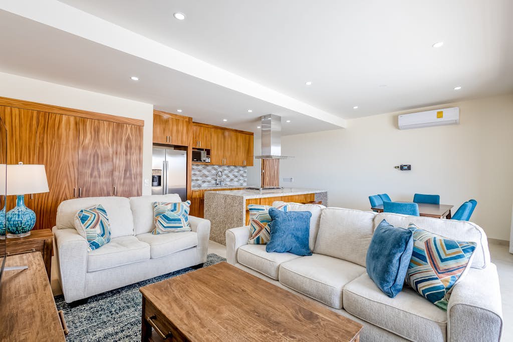 Immaculate stay with stunning views, balcony, plus on-site pool & gym
