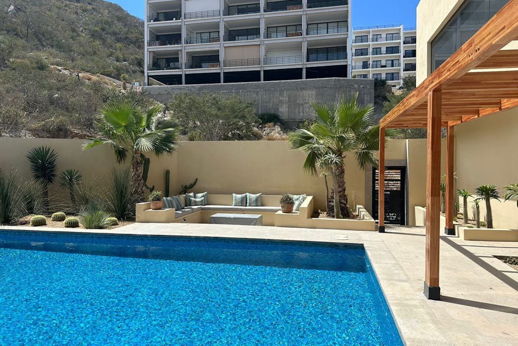 Immaculate stay with stunning views, balcony, plus on-site pool & gym