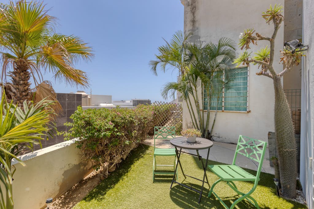 Charming & sunlit condo with pool & balcony - near golf, beaches, & nightlife