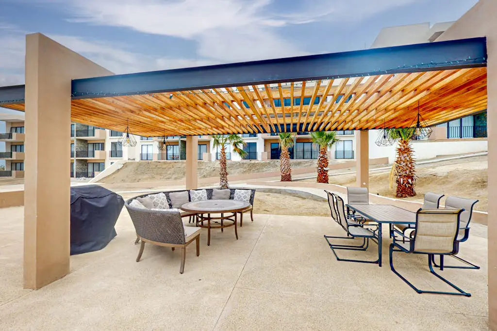 Gorgeous & Spacious Apartment with Balcony, Heated Pool - AC
