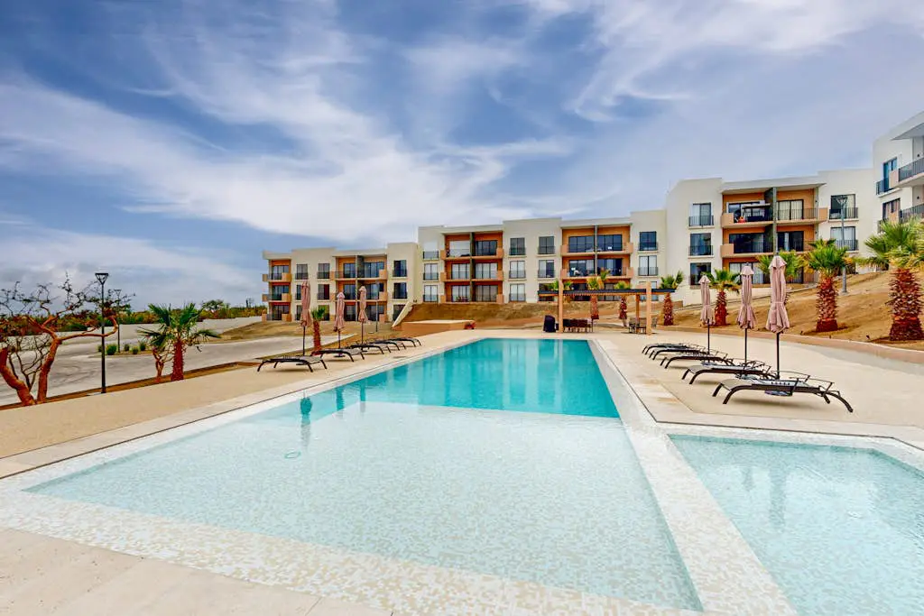 Gorgeous & Spacious Apartment with Balcony, Heated Pool - AC