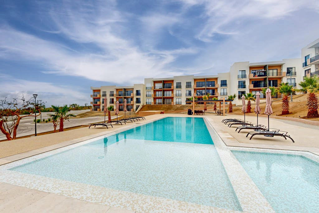 Gorgeous & Spacious Apartment with Balcony, Heated Pool - AC