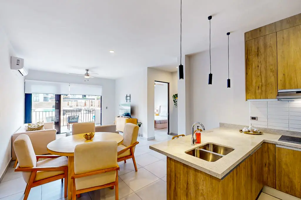 Gorgeous & Spacious Apartment with Balcony, Heated Pool - AC