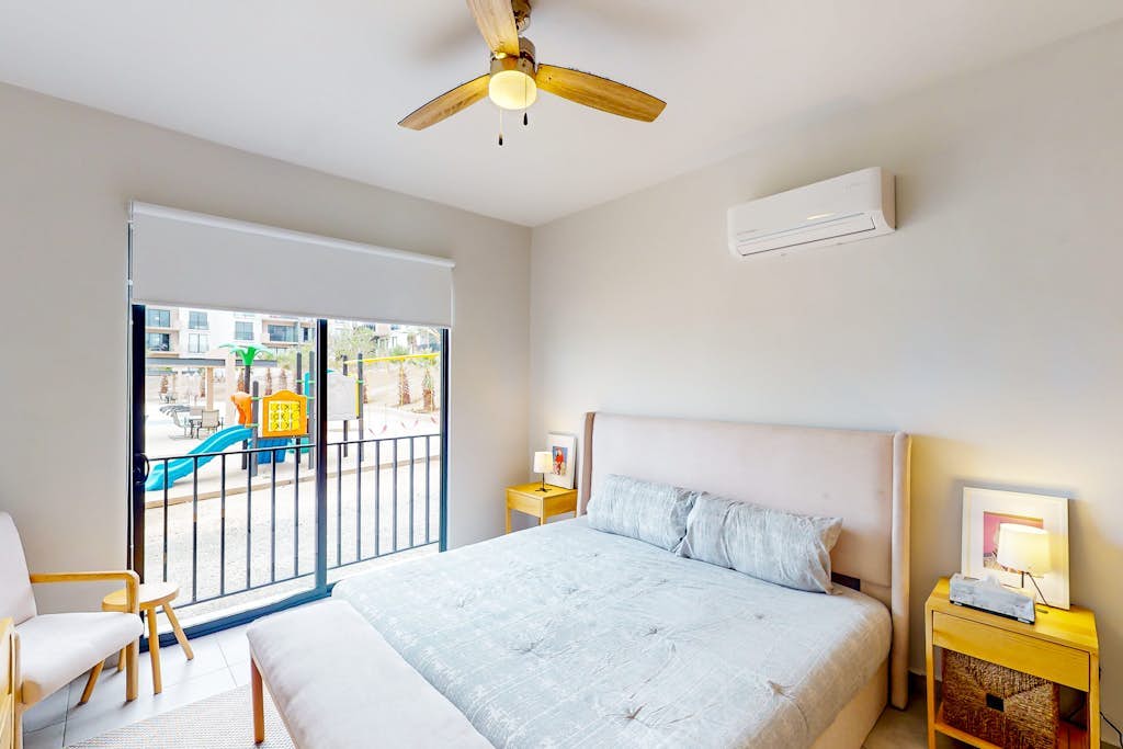 Gorgeous & Spacious Apartment with Balcony, Heated Pool - AC