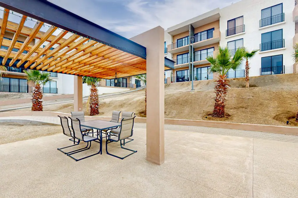 Gorgeous & Spacious Apartment with Balcony, Heated Pool - AC