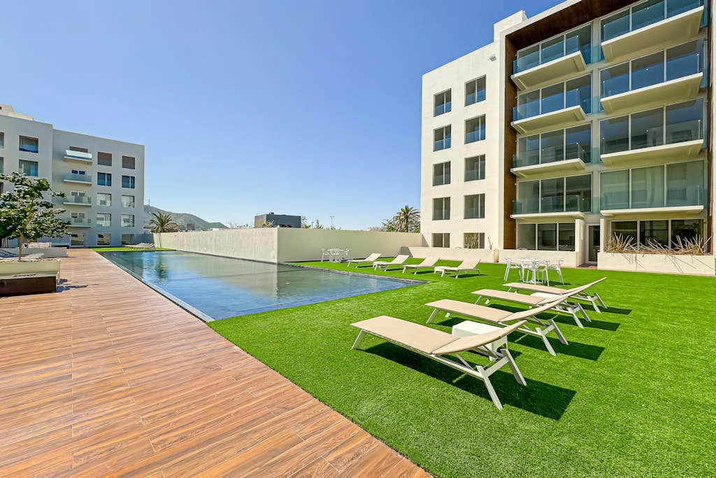 Spacious luxury apartment with ocean views, pool and steps to Playa El Médano