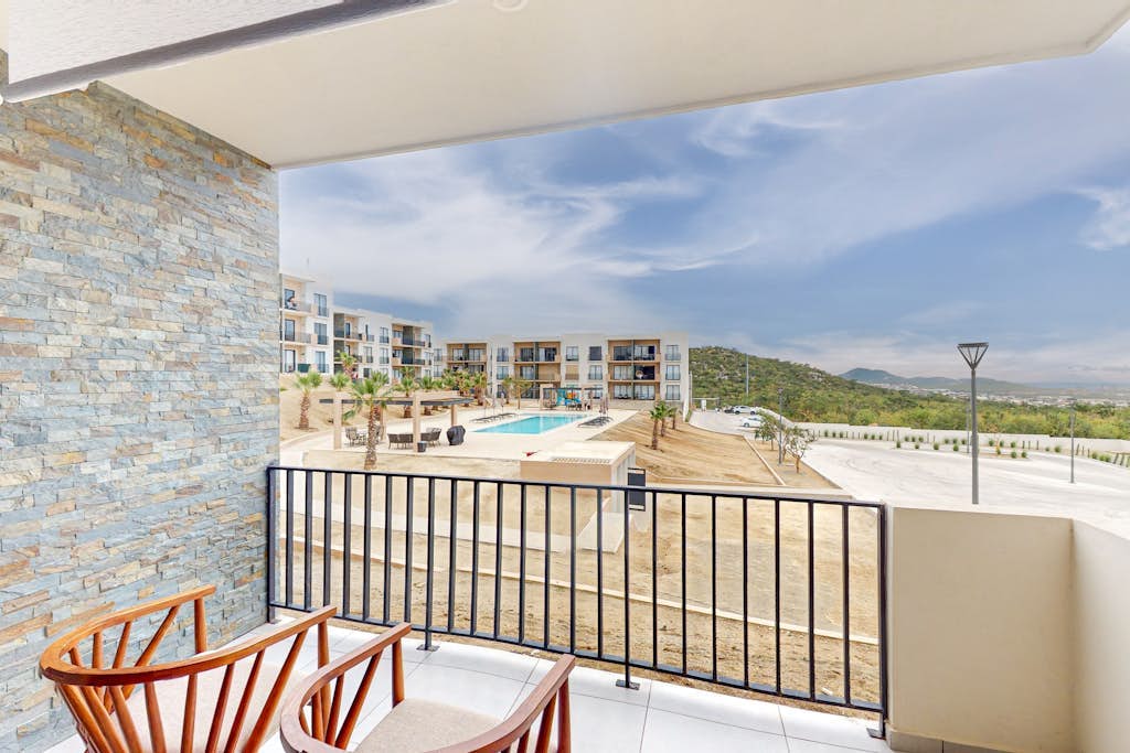 Dog-friendly apartment with gorgeous views, heated pool, open concept, & AC