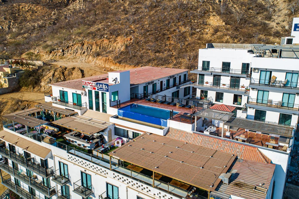 Dog-friendly apartment with rooftop infinity pool, gym, central AC, & balcony