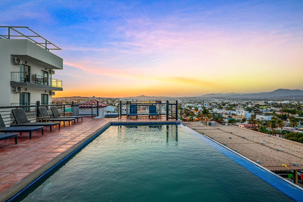 Dog-friendly apartment with rooftop infinity pool, gym, central AC, & balcony