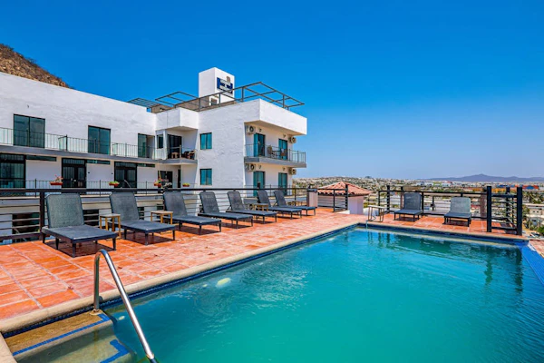 Dog-friendly loft with rooftop infinity pool, gym, balcony, & central AC