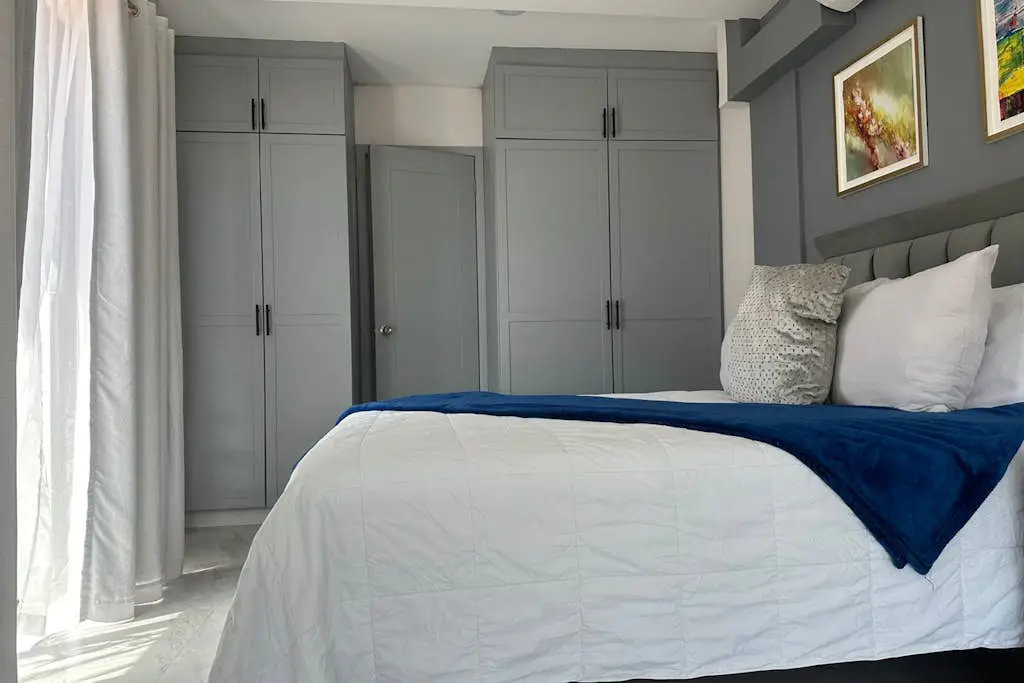 Dog-friendly loft with rooftop infinity pool, gym, balcony, & central AC