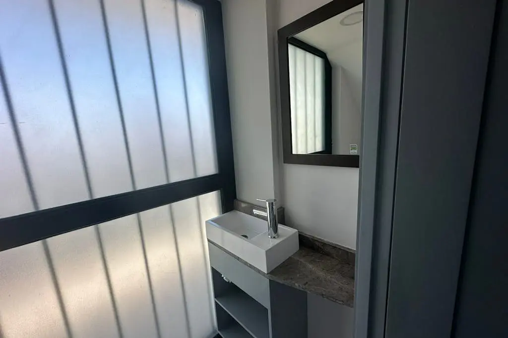 Dog-friendly loft with rooftop infinity pool, gym, balcony, & central AC