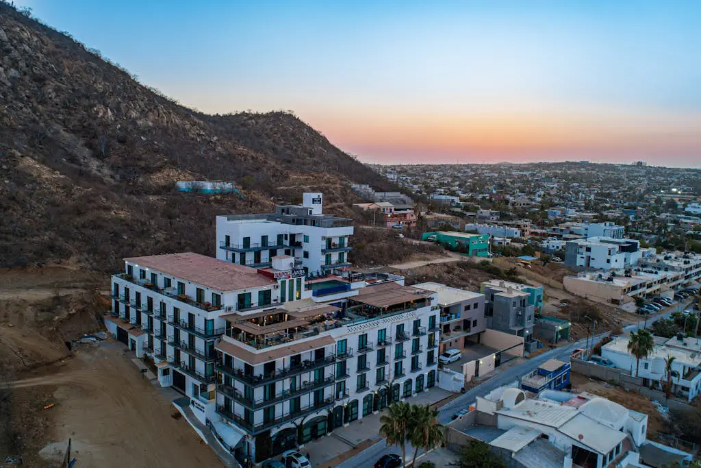 Dog-friendly loft with rooftop infinity pool, gym, balcony, & central AC