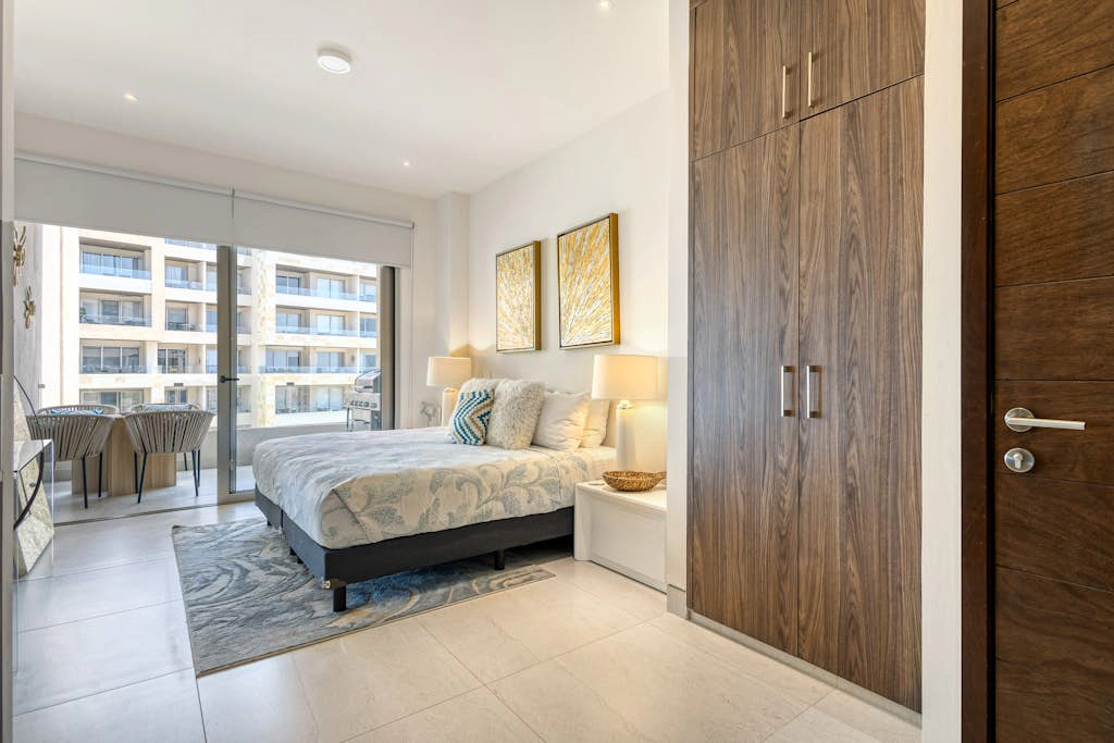 Spectacular Vista Vela Condos - near major attractions, AC & balcony grill