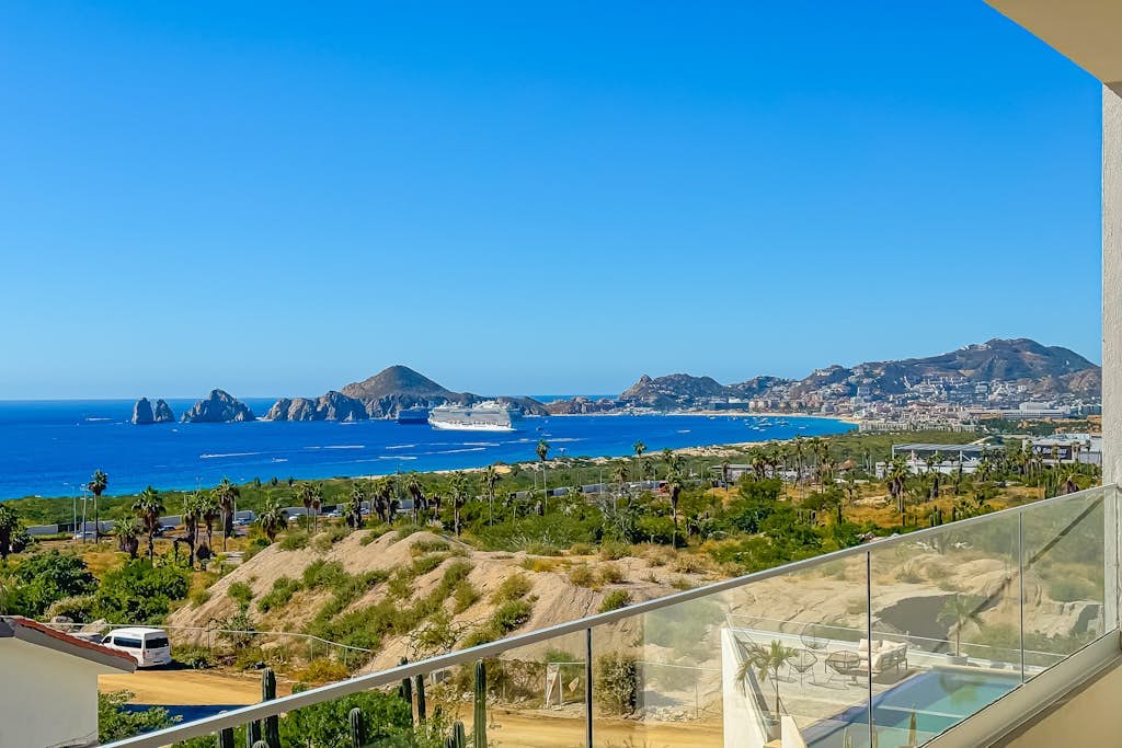 Stunning Oceanfront Luxury Apartment with spacious balcony– Perfect for Families