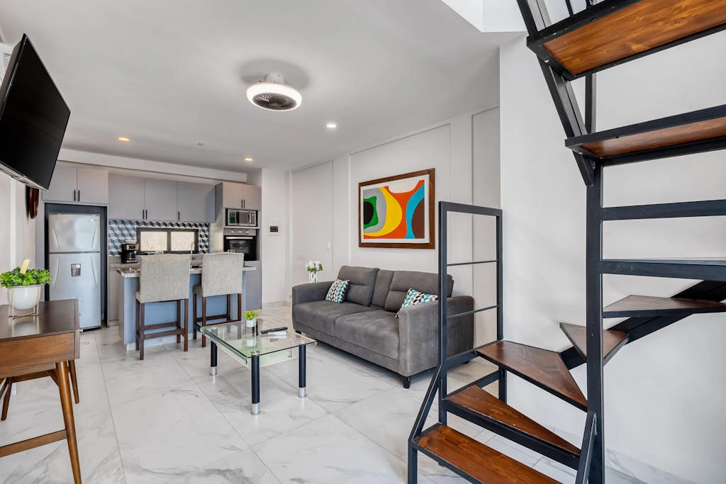 Loft close to the ocean with rooftop infinity pool, balcony & gym - dog-friendly