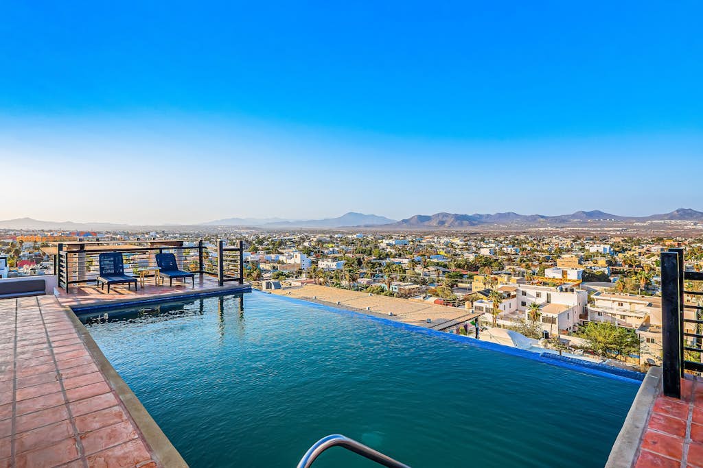 Loft close to the ocean with rooftop infinity pool, balcony & gym - dog-friendly