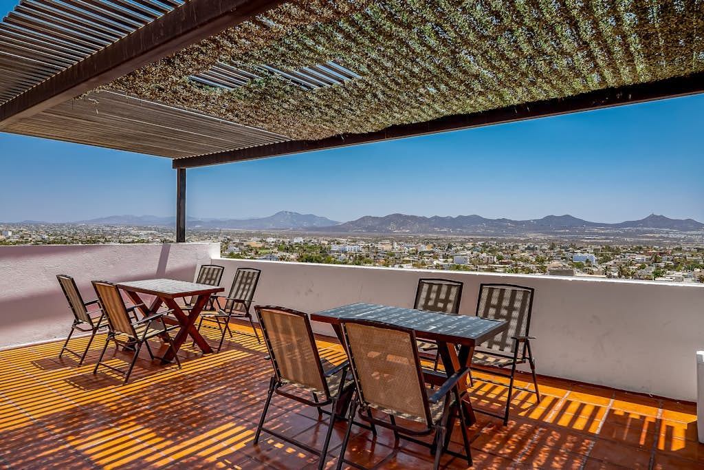 Loft close to the ocean with rooftop infinity pool, balcony & gym - dog-friendly