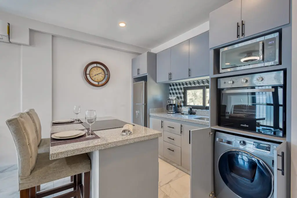 Loft close to the ocean with rooftop infinity pool, balcony & gym - dog-friendly