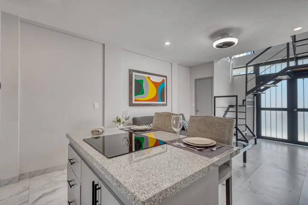 Loft close to the ocean with rooftop infinity pool, balcony & gym - dog-friendly