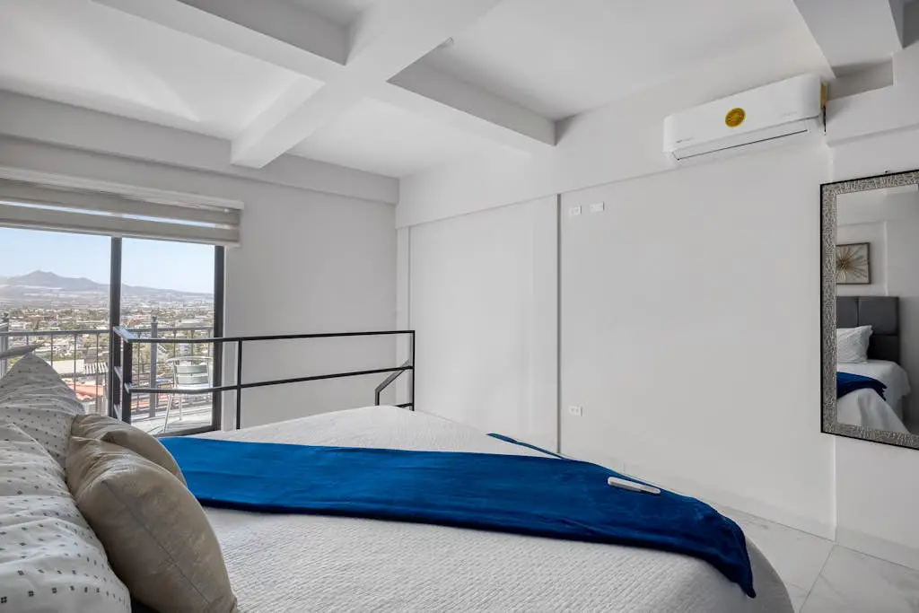 Loft close to the ocean with rooftop infinity pool, balcony & gym - dog-friendly