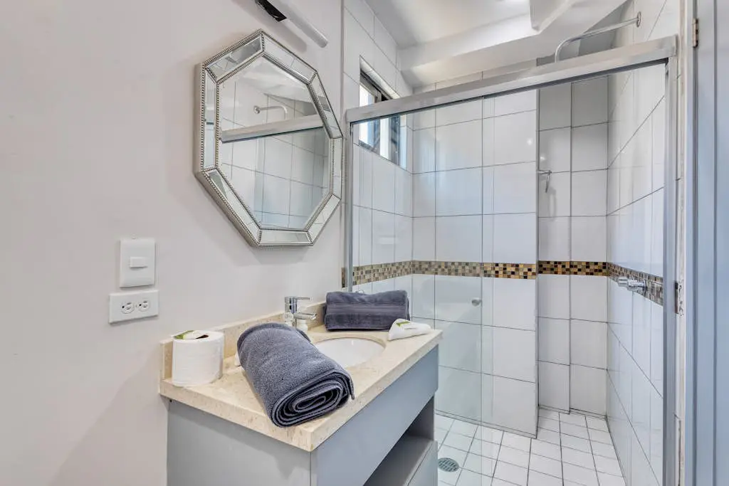 Loft close to the ocean with rooftop infinity pool, balcony & gym - dog-friendly
