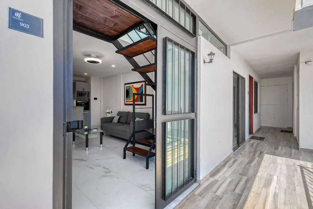 Loft close to the ocean with rooftop infinity pool, balcony & gym - dog-friendly