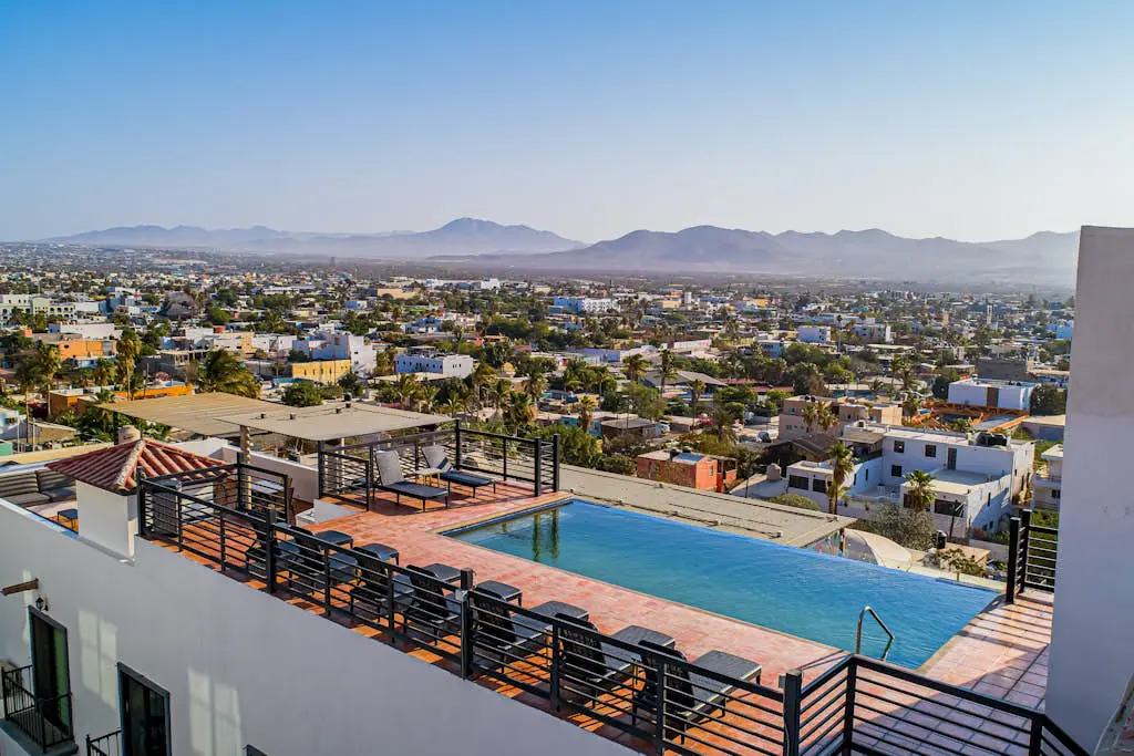 Loft close to the ocean with rooftop infinity pool, balcony & gym - dog-friendly