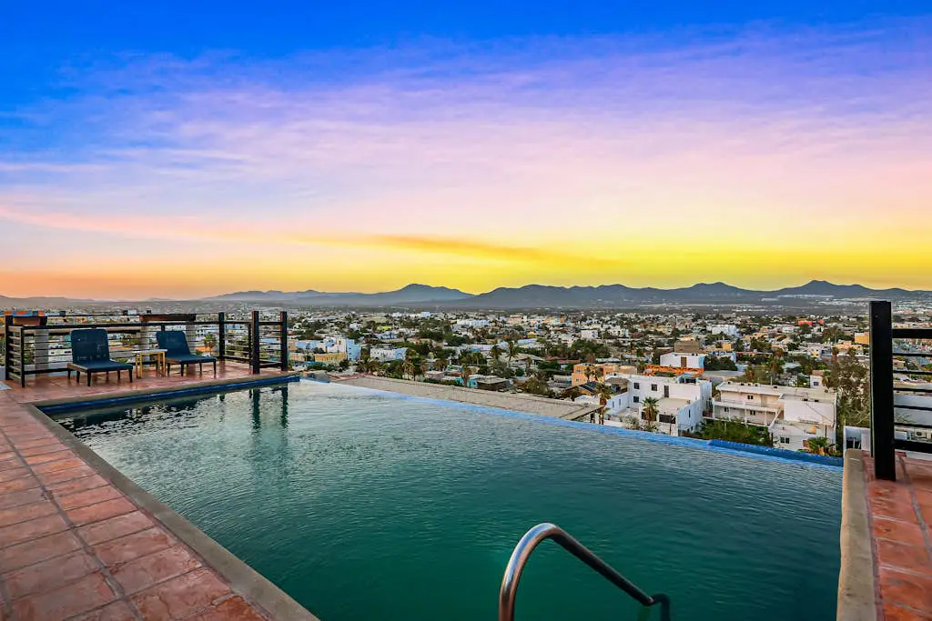 Loft close to the ocean with rooftop infinity pool, balcony & gym - dog-friendly