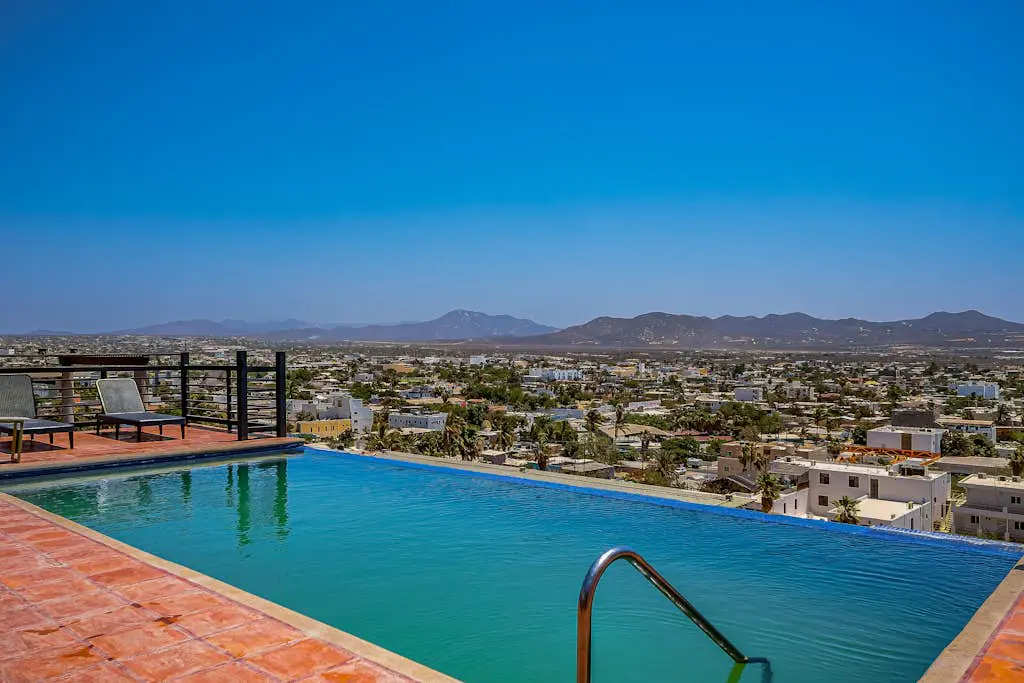 Loft close to the ocean with rooftop infinity pool, balcony & gym - dog-friendly