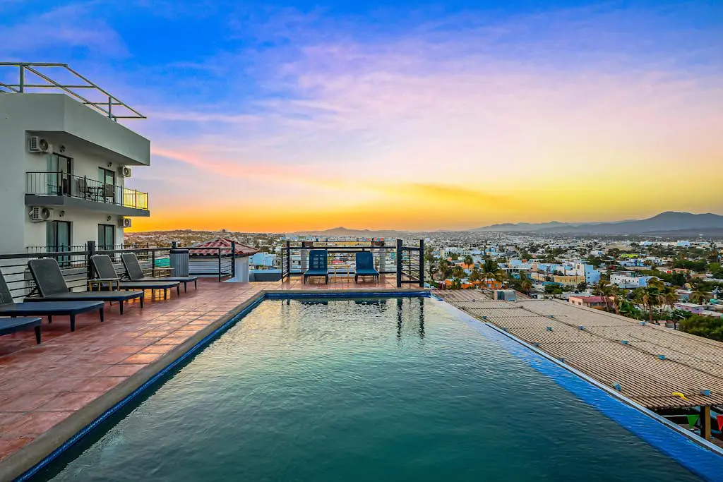 Loft close to the ocean with rooftop infinity pool, balcony & gym - dog-friendly