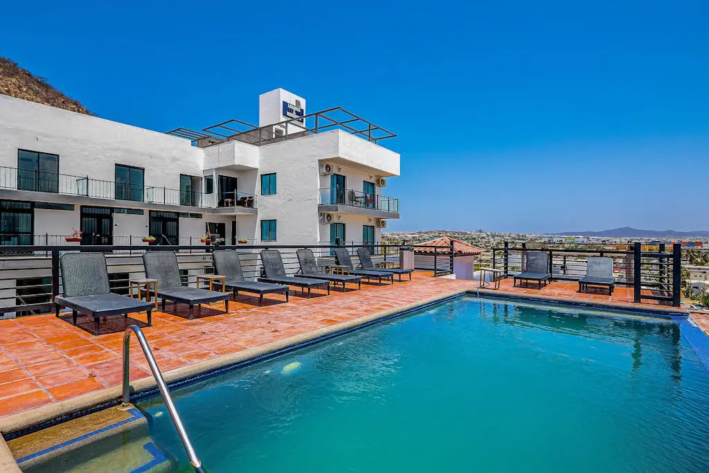 Loft close to the ocean with rooftop infinity pool, balcony & gym - dog-friendly
