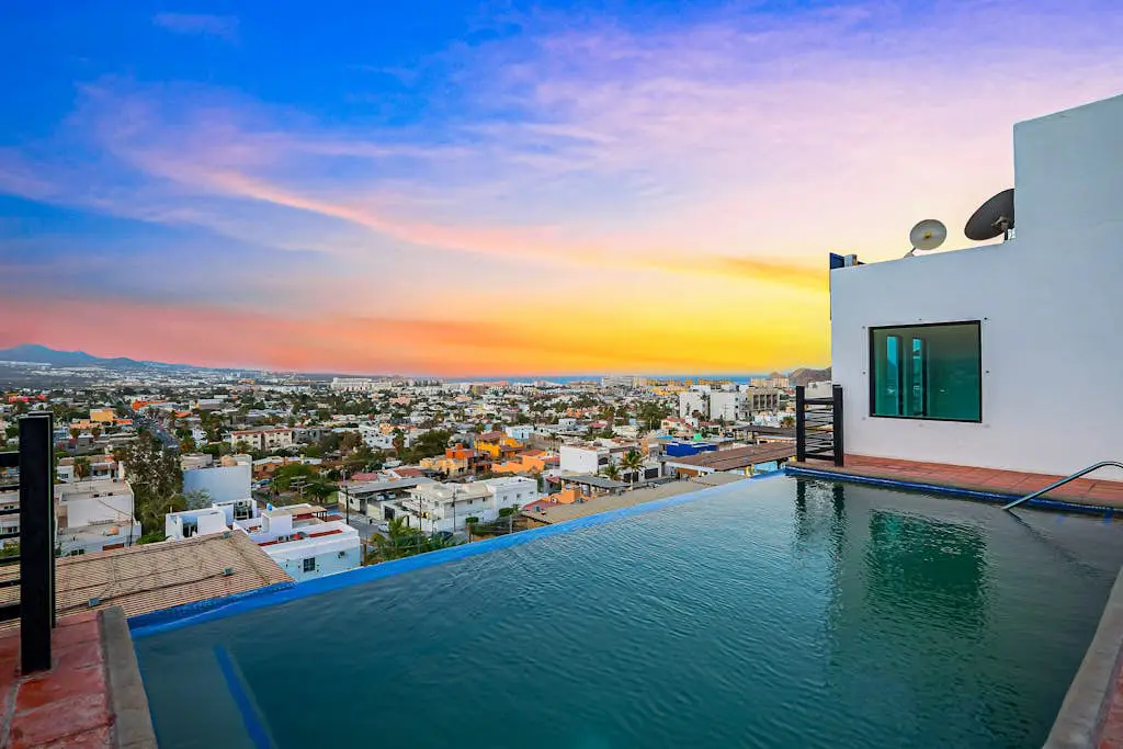 Loft close to the ocean with rooftop infinity pool, balcony & gym - dog-friendly