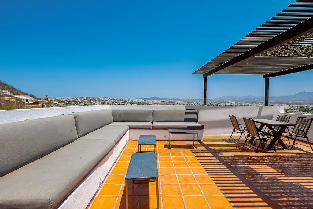 Loft close to the ocean with rooftop infinity pool, balcony & gym - dog-friendly