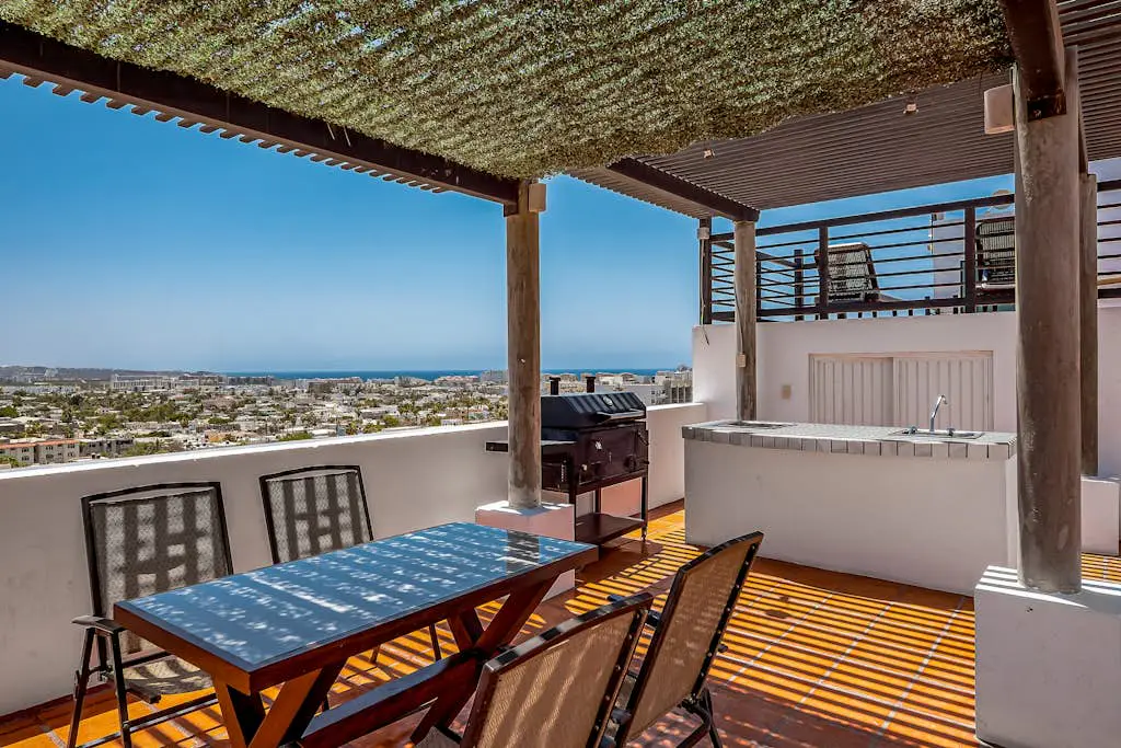 Loft close to the ocean with rooftop infinity pool, balcony & gym - dog-friendly